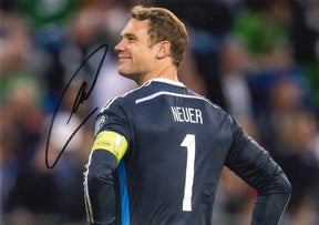 Fotografia autografata Manuel Neuer Germania numero 1 – maglia portiere adidas con fascia capitano No Racism – autografo originale pennarello nero – Excellent