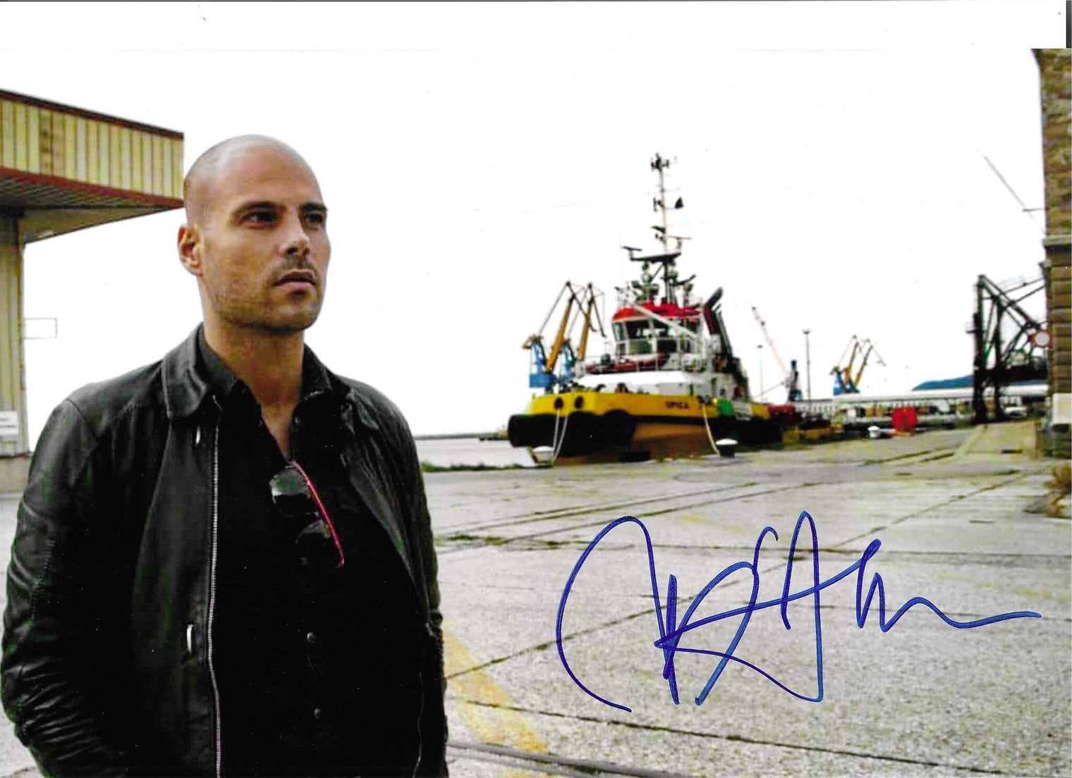 Fotografia autografata Marco D'Amore scena portuale attore Gomorra – autografo blu originale – MTM Memorabilia