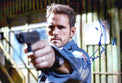 Fotografia autografata Matt Dillon in ruolo da poliziotto – attore candidato all Oscar per Crash con pistola e divisa – autografo originale pennarello blu – Excellent