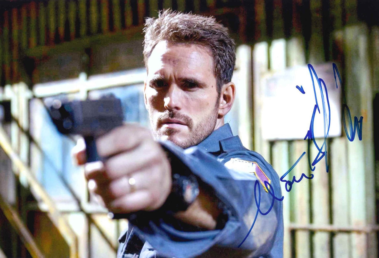 Fotografia autografata Matt Dillon in ruolo da poliziotto – attore candidato all Oscar per Crash con pistola e divisa – autografo originale pennarello blu – Excellent
