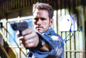 Fotografia autografata Matt Dillon in ruolo da poliziotto – attore candidato all Oscar per Crash con pistola e divisa – autografo originale pennarello blu – Excellent