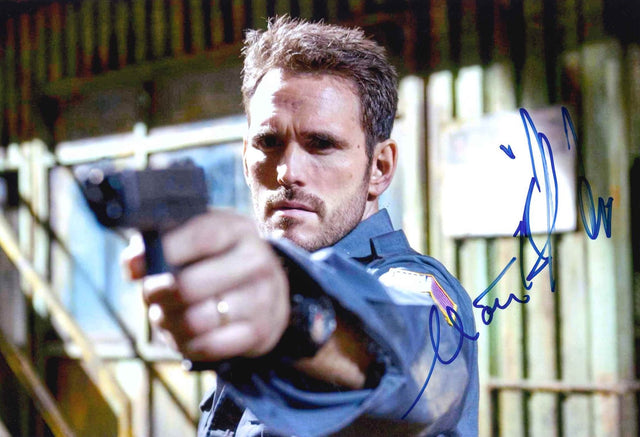 Fotografia autografata Matt Dillon in ruolo da poliziotto – attore candidato all Oscar per Crash con pistola e divisa – autografo originale pennarello blu – Excellent