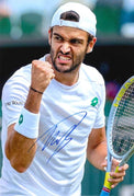 Fotografia autografata Matteo Berrettini tennista italiano esultanza pugno chiuso denti serrati Wimbledon Centre Court maglia Lotto bianca logo verde patch Capri Watch racchetta HEAD cappellino bianco al contrario – autografo originale pennarello blu – 29,8x20,2 cm