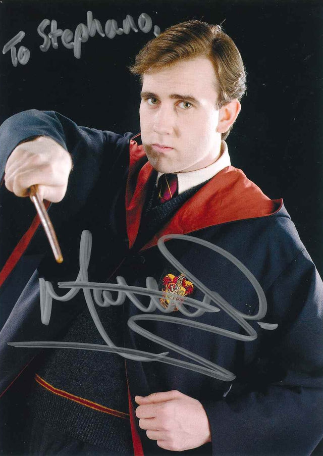 Fotografia autografata Matthew Lewis – Neville Longbottom in uniforme Grifondoro con bacchetta – saga Harry Potter – autografo originale pennarello argento con dedica personalizzata To Stephano – formato 17,5x12,6 cm – COA incluso