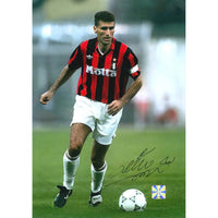 Foto autografata Tassotti capitano Milan stagione 1992/93 fascia bianca Adidas Motta scudetto tricolore stella dorata pantaloncini bianchi pallone Adidas in azione bollino Witnessed AA21485 – firma pennarello nero – 29,6x20,9 cm