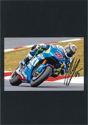 Fotografia autografata Maverick Vinales in curva sulla Suzuki Ecstar MotoGP numero 25 – montata su cartoncino nero – autografo originale pennarello nero – condizioni Excellent