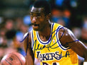 Fotografia autografata Michael Cooper Los Angeles Lakers maglia gialla Showtime anni '80 in palleggio NBA – autografo originale pennarello blu con dedica L.A. – 20,3x15 cm