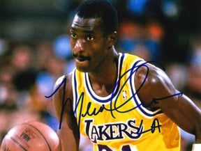 Fotografia autografata Michael Cooper Los Angeles Lakers maglia gialla Showtime anni '80 in palleggio NBA – autografo originale pennarello blu con dedica L.A. – 20,3x15 cm