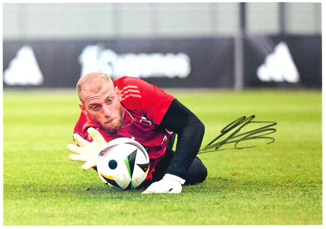 Fotografia autografata Michele Di Gregorio Juventus portiere in parata – divisa allenamento adidas rossa – autografo originale pennarello nero – condizioni Excellent