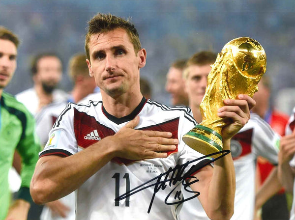Fotografia Autografata Miroslav Klose – Germania Campione del Mondo 2014 – Coppa – 20x15 cm – COA Disponibile