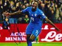 Fotografia autografata Moise Kean Nazionale italiana numero 14 in esultanza – maglia Puma azzurra – autografo originale pennarello blu – condizioni Excellent