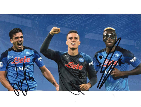 Fotografia Autografata Osimhen Raspadori Simeone – Napoli Scudetto 2022/23 – 3 Autografi – 20x15 cm – COA Incluso