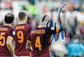 Fotografia autografata Radja Nainggolan esultanza dal retro maglia Roma bordeaux numero 4 braccio alzato tatuaggi mohawk con Džeko numero 9 e Manolas numero 5 – autografo originale pennarello blu lato destro – 15x10 cm – condizioni Excellent
