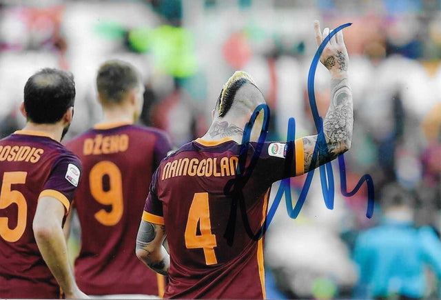 Fotografia autografata Radja Nainggolan esultanza dal retro maglia Roma bordeaux numero 4 braccio alzato tatuaggi mohawk con Džeko numero 9 e Manolas numero 5 – autografo originale pennarello blu lato destro – 15x10 cm – condizioni Excellent