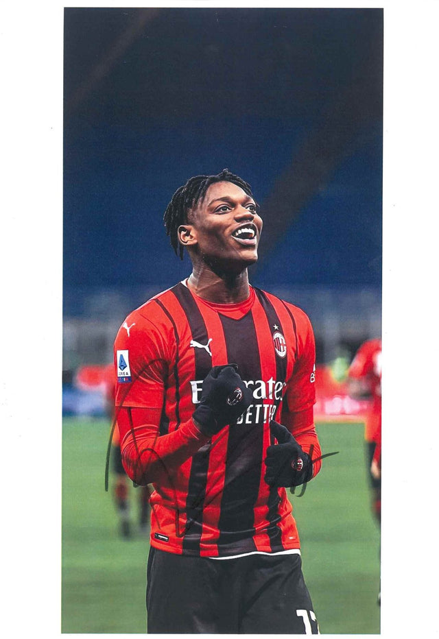 Fotografia autografata Rafael Leao Milan maglia rossonera 2021/22 sorridente in campo – Puma Emirates – autografo originale pennarello scuro – condizioni Excellent