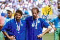 Fotografia doppio autografo Roberto Baggio numero 10 e Franco Baresi numero 6 Italia finale Mondiali USA 1994 maglia Diadora azzurra medaglia argento – autografi originali pennarello blu – 29,8x20,2 cm