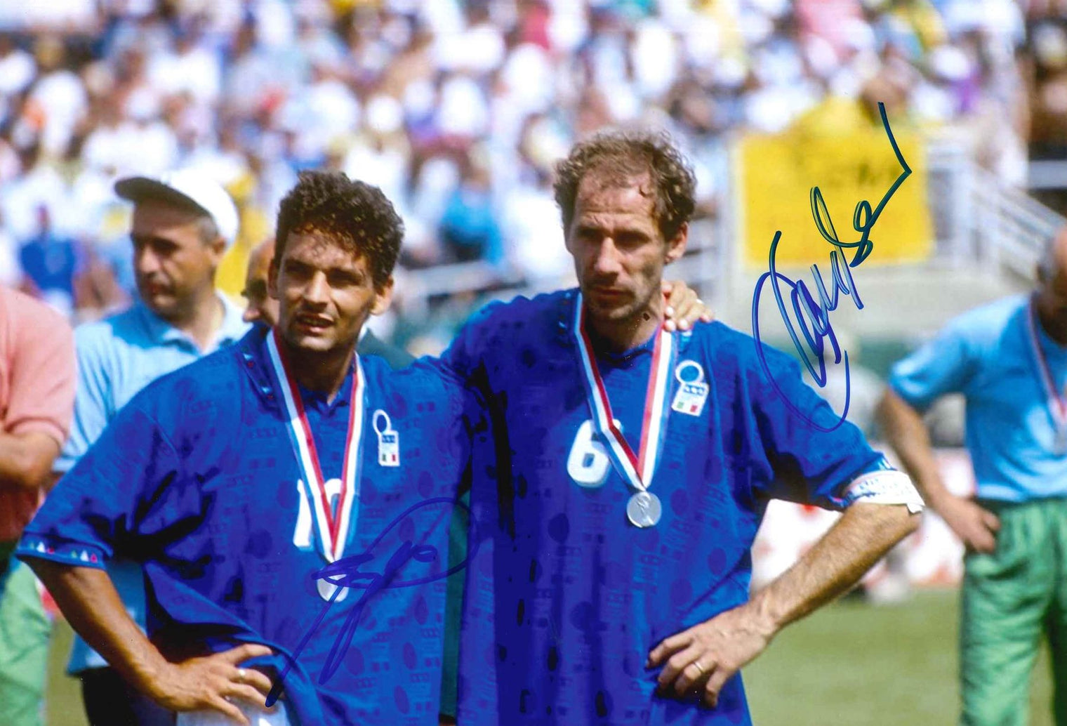 Fotografia doppio autografo Roberto Baggio numero 10 e Franco Baresi numero 6 Italia finale Mondiali USA 1994 maglia Diadora azzurra medaglia argento – autografi originali pennarello blu – 29,8x20,2 cm