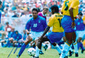 Fotografia autografata Roberto Baggio Divin Codino Italia maglia azzurra Diadora numero 10 Mondiali USA 1994 contro il Brasile difensore Aldair pallone Adidas Questra – autografo pennarello blu – 29,8x20,1 cm