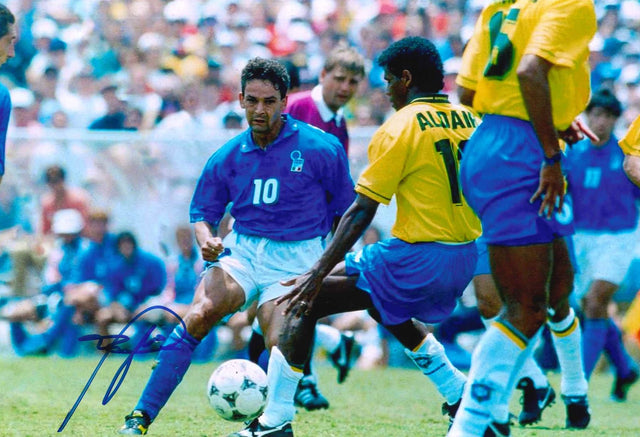 Fotografia autografata Roberto Baggio Divin Codino Italia maglia azzurra Diadora numero 10 Mondiali USA 1994 contro il Brasile difensore Aldair pallone Adidas Questra – autografo pennarello blu – 29,8x20,1 cm