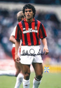 Fotografia autografata Roberto Donadoni Milan Home 1988/89 maglia Kappa rossonera strisce verticali sponsor Mediolanum scudetto tricolore stella dorata anno prima Champions Sacchi Camp Nou bollino Witnessed AA21496 – autografo pennarello nero su pantaloncini bianchi – 29,6x20,9 cm