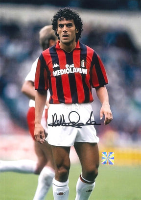 Fotografia autografata Roberto Donadoni Milan Home 1988/89 maglia Kappa rossonera strisce verticali sponsor Mediolanum scudetto tricolore stella dorata anno prima Champions Sacchi Camp Nou bollino Witnessed AA21496 – autografo pennarello nero su pantaloncini bianchi – 29,6x20,9 cm