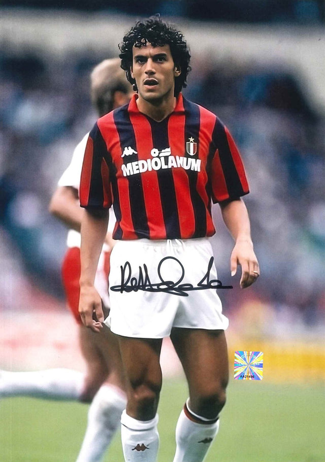 Fotografia autografata Roberto Donadoni Milan Home 1988/89 maglia Kappa rossonera strisce verticali sponsor Mediolanum scudetto tricolore stella dorata anno prima Champions Sacchi Camp Nou bollino Witnessed AA21496 – autografo pennarello nero su pantaloncini bianchi – 29,6x20,9 cm
