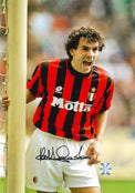 Fotografia autografata Roberto Donadoni esultanza al palo Milan Home 1993/94 maglia Lotto rossonera strisce verticali sponsor Motta scudetto tricolore stella dorata anno doppietta Scudetto-Champions Atene bollino Witnessed AA21500 – autografo pennarello nero su pantaloncini bianchi – 29,6x20,9 cm