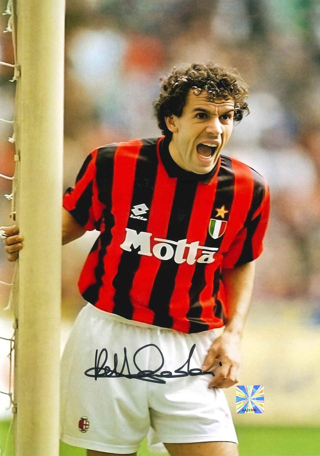Fotografia autografata Roberto Donadoni esultanza al palo Milan Home 1993/94 maglia Lotto rossonera strisce verticali sponsor Motta scudetto tricolore stella dorata anno doppietta Scudetto-Champions Atene bollino Witnessed AA21500 – autografo pennarello nero su pantaloncini bianchi – 29,6x20,9 cm