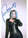 Fotografia autografata Rose Villain look total black in pelle – cantautrice dai capelli azzurri stile dark – autografo originale pennarello blu – condizioni Excellent