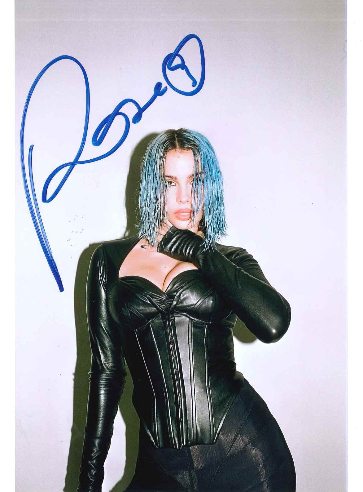 Fotografia autografata Rose Villain look total black in pelle – cantautrice dai capelli azzurri stile dark – autografo originale pennarello blu – condizioni Excellent