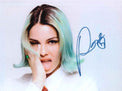 Fotografia autografata Rose Villain cantautrice dai capelli azzurri – scatto fashion su fondo chiaro – autografo originale pennarello blu – condizioni Excellent