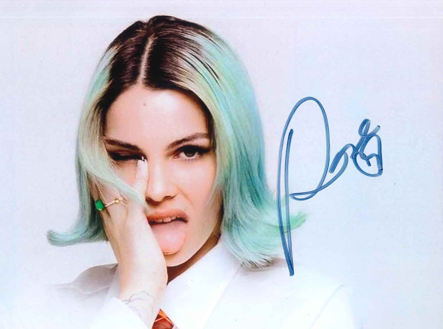 Fotografia autografata Rose Villain cantautrice dai capelli azzurri – scatto fashion su fondo chiaro – autografo originale pennarello blu – condizioni Excellent