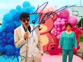 Fotografia con doppio autografo Fabio Rovazzi e Orietta Berti – scenografia pop La Discoteca Italiana – due autografi originali pennarello blu – condizioni Excellent