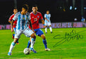 Fotografia autografata Santiago Castro Argentina numero 18 in azione contro il Cile – maglia adidas Albiceleste – autografo originale Santi Castro pennarello nero