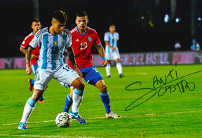 Fotografia autografata Santiago Castro Argentina numero 18 in azione contro il Cile – maglia adidas Albiceleste – autografo originale Santi Castro pennarello nero