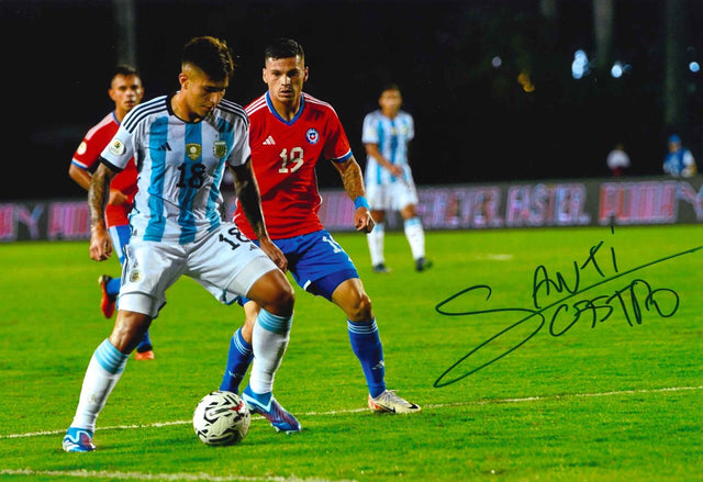 Fotografia autografata Santiago Castro Argentina numero 18 in azione contro il Cile – maglia adidas Albiceleste – autografo originale Santi Castro pennarello nero