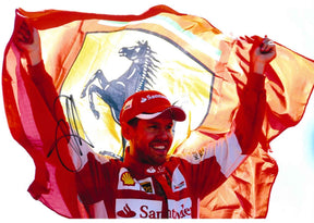 Fotografia autografata Sebastian Vettel sventola bandiera Cavallino Rampante Ferrari Formula 1 tuta rossa Santander cappello Scuderia – autografo originale pennarello nero – 29,2x20 cm