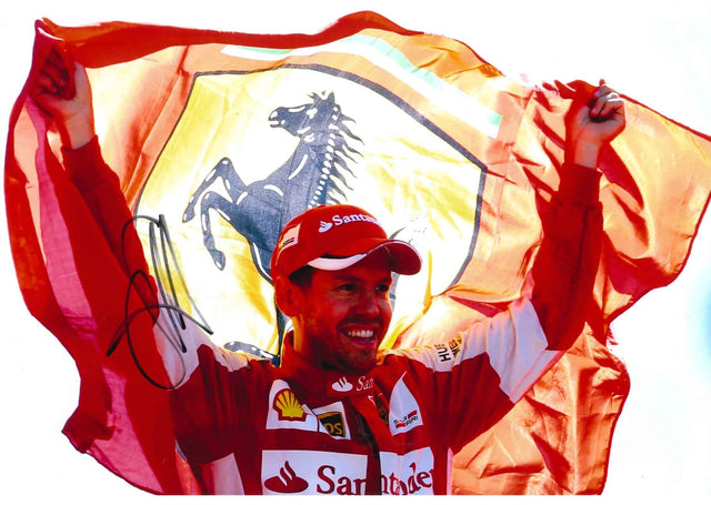 Fotografia autografata Sebastian Vettel sventola bandiera Cavallino Rampante Ferrari Formula 1 tuta rossa Santander cappello Scuderia – autografo originale pennarello nero – 29,2x20 cm