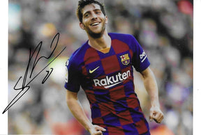 Fotografia autografata Sergi Roberto esultanza sorridente maglia Barcellona Home Nike scacchi blaugrana sponsor Rakuten logo La Liga stagione 2019-20 Camp Nou sfocato – autografo originale pennarello nero lato sinistro – 15x10 cm – condizioni Excellent