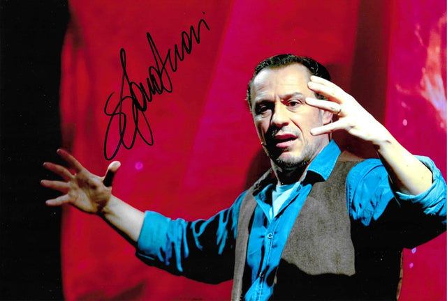 Fotografia autografata Stefano Accorsi scena teatrale sfondo rosso – autografo nero originale – MTM Memorabilia