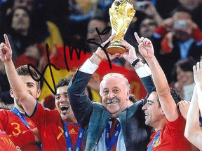 Fotografia autografata Vicente Del Bosque alza la Coppa del Mondo 2010 – Spagna campione a Johannesburg – autografo originale pennarello nero – Excellent