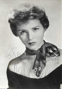 Fotografia con dedica autografata Delia Scala ritratto in bianco e nero press photo anni 50 foulard decorato abito scollato – dedica autografa originale inchiostro blu con simpatia Delia Scala – 15x10,5 cm – condizioni Excellent