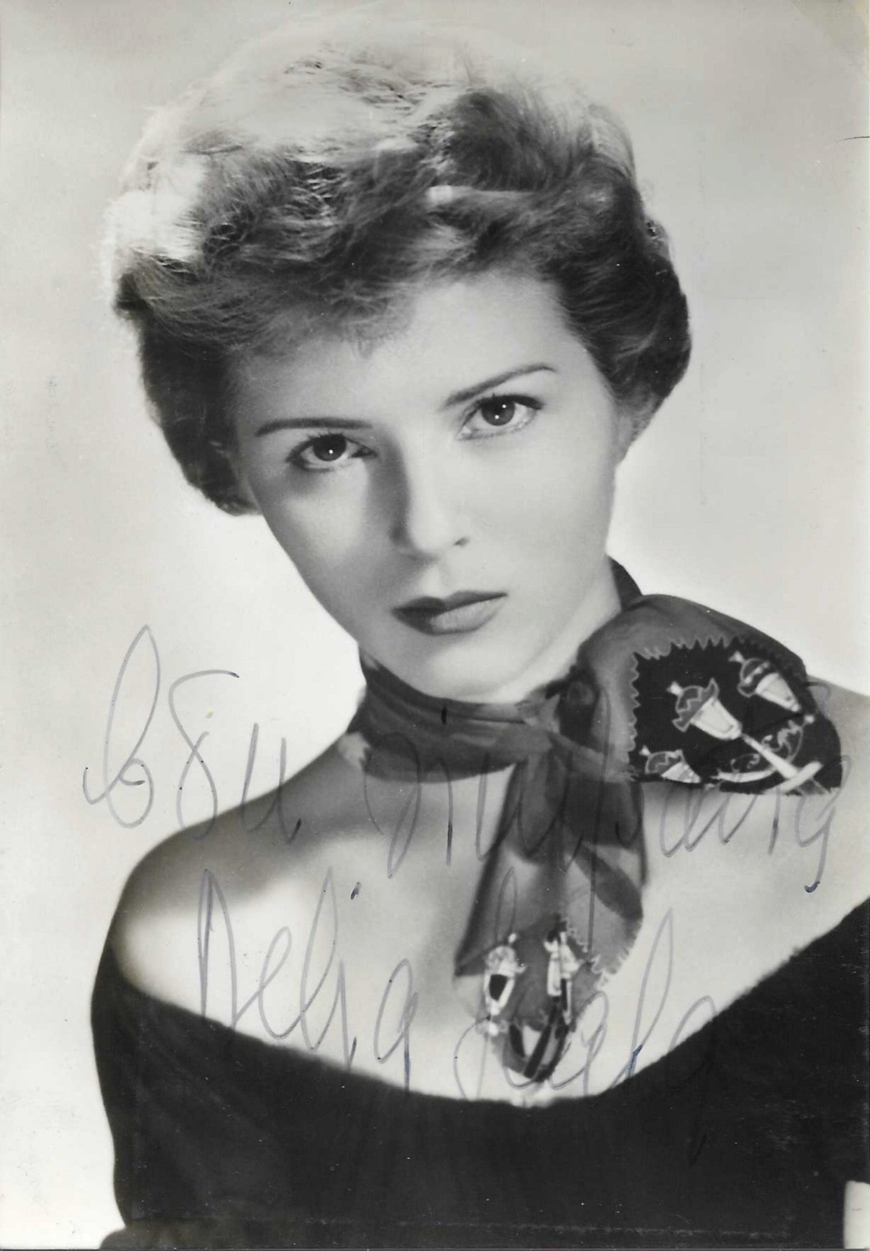 Fotografia con dedica autografata Delia Scala ritratto in bianco e nero press photo anni 50 foulard decorato abito scollato – dedica autografa originale inchiostro blu con simpatia Delia Scala – 15x10,5 cm – condizioni Excellent