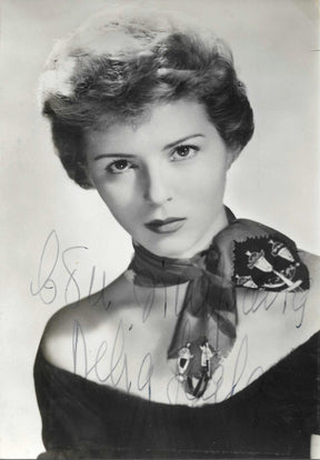 Fotografia con dedica autografata Delia Scala ritratto in bianco e nero press photo anni 50 foulard decorato abito scollato – dedica autografa originale inchiostro blu con simpatia Delia Scala – 15x10,5 cm – condizioni Excellent