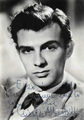 Fotografia con dedica autografata Giorgio Albertazzi ritratto bianco e nero press photo anni 50 giovane sguardo intenso capelli ricci ciocca bianca giacca quadri cravatta – dedica originale inchiostro blu tre righe in basso – 15x10,5 cm – condizioni Excellent