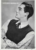 Cartolina ufficiale con dedica autografata Vittorio Gassman ritratto bianco e nero profilo alzato nobile gilet scuro camicia bianca orologio nome stampato in alto – dedica originale inchiostro grigio a Enzo Tubola cordialmente Vittorio Gassman – 15x10,5 cm – condizioni Excellent