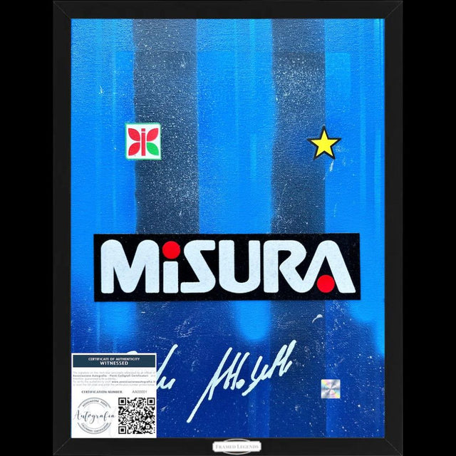 Frame Legends autografato Alessandro Altobelli – artwork tela dipinta livrea Inter strisce nerazzurre sponsor Misura stella logo Invicta – 40x30 cm con cornice – autografo Spillo Altobelli pennarello bianco – COA incluso – condizioni Excellent