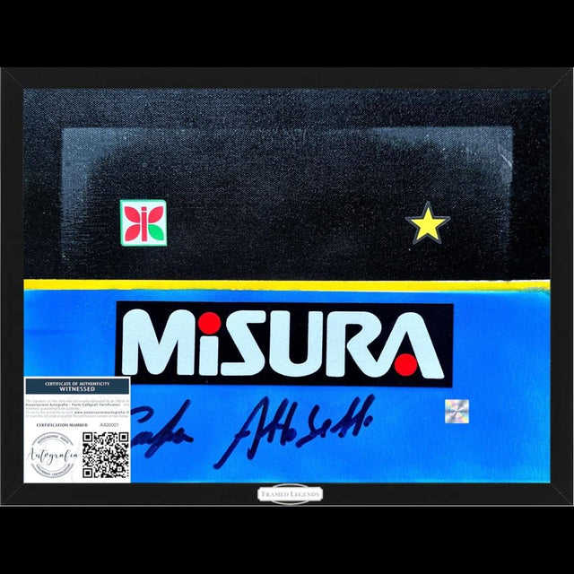 Frame Legends autografato Alessandro Altobelli – artwork tela dipinta livrea Inter Away nero blu fascia gialla sponsor Misura logo Invicta stella – 40x30 cm con cornice – autografo Spillo Altobelli pennarello blu – COA incluso – condizioni Excellent