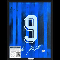 Frame Legends autografato Alessandro Altobelli – artwork tela dipinta numero 9 Inter strisce nerazzurre – 50x40 cm con cornice – autografo originale Spillo Altobelli pennarello bianco – COA Associazione Autografia incluso