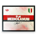 Frame Legends autografato Franco Baresi – tela ispirata alla maglia Milan Away Mediolanum 1988/89 – base bianca fascia rossa e nera – trifoglio Adidas e scudetto tricolore – autografo pennarello nero – adesivo olografico Certificato Witnessed – cornice nera 40x30 cm